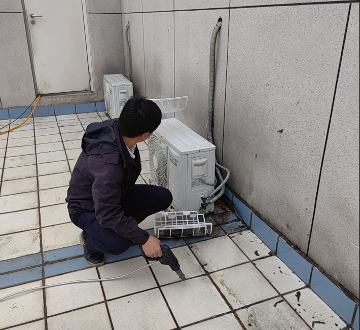 中央空调外机板损坏如何更换