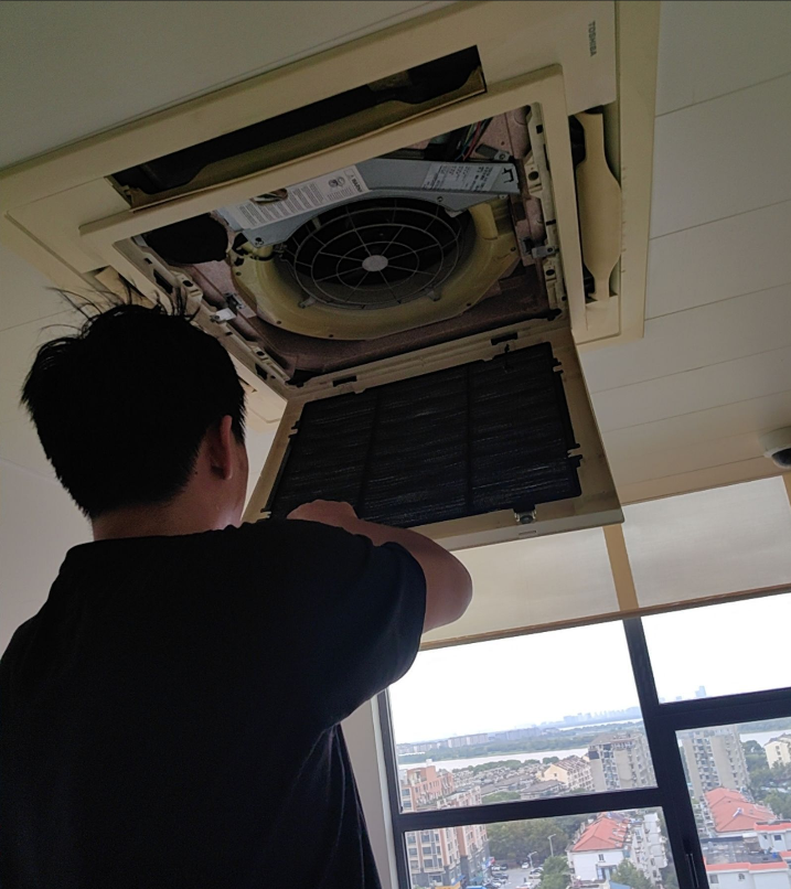 怎样检查空调水箱有无损坏迹象